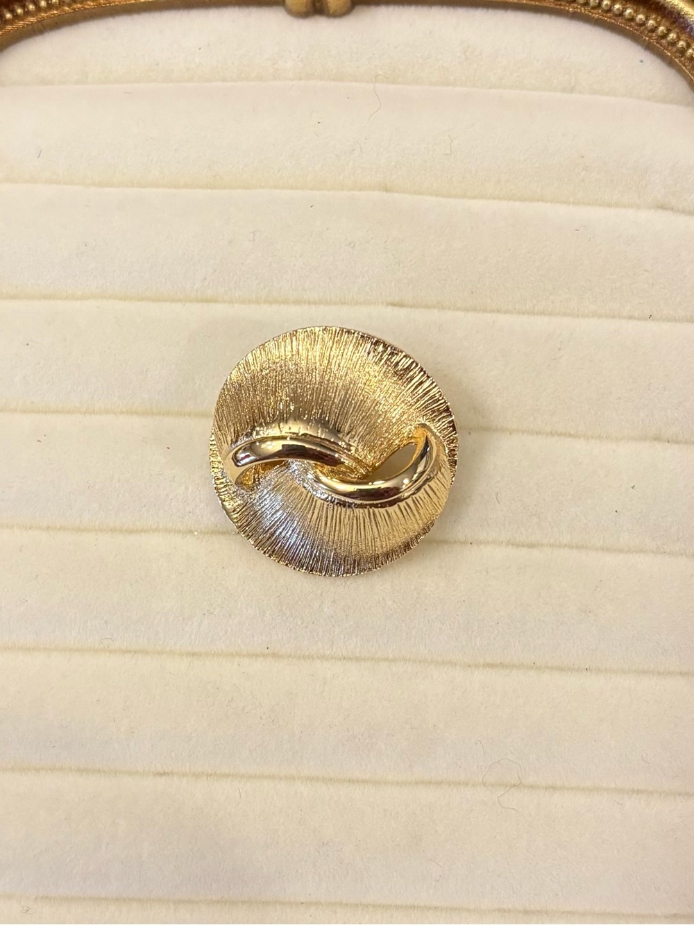 Vintage Brooch Gold Tone Circle Textured Shiny‎ Cut Outs Formal Classic Preppy